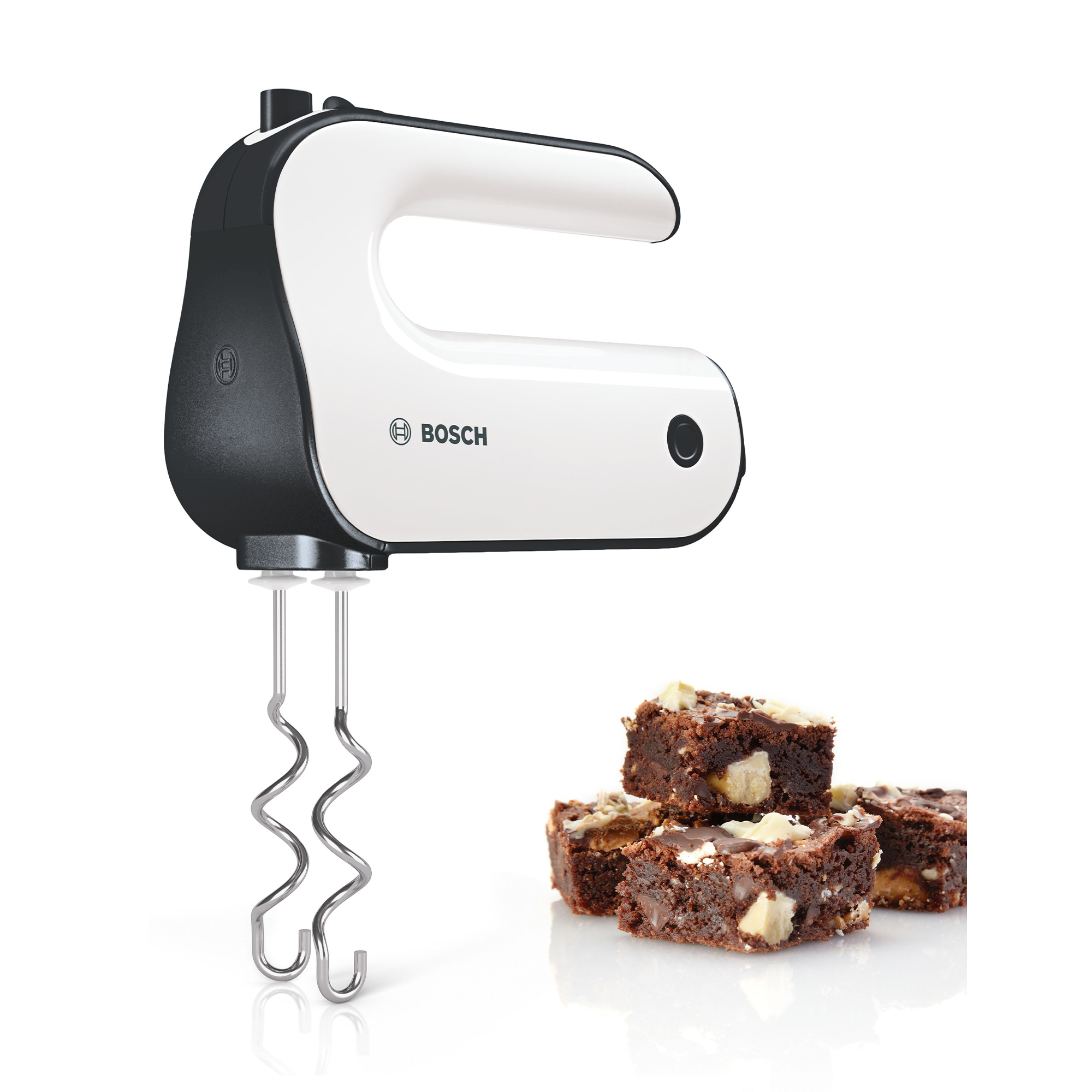Un frullatore a mano bianco e nero con brownies. Sfondo bianco.