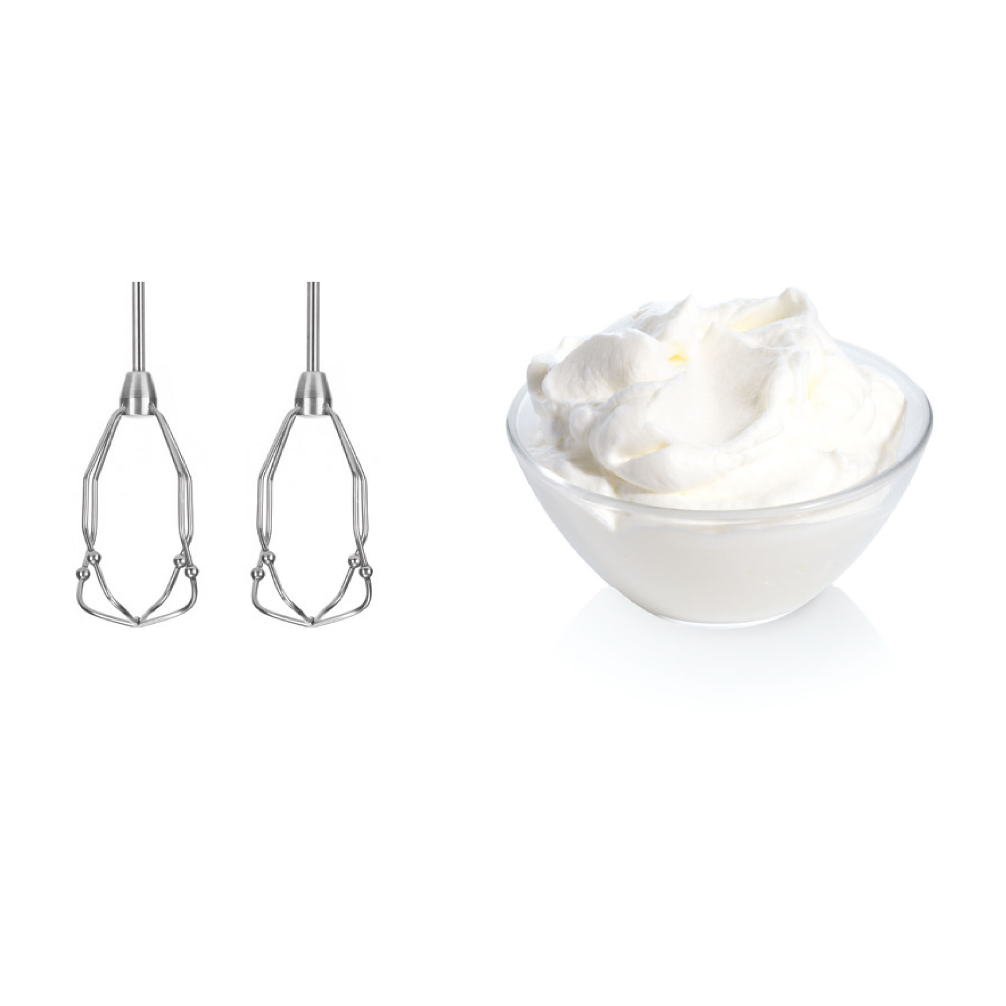Due accessori per mixer in metallo e una ciotola di panna montata su sfondo bianco.