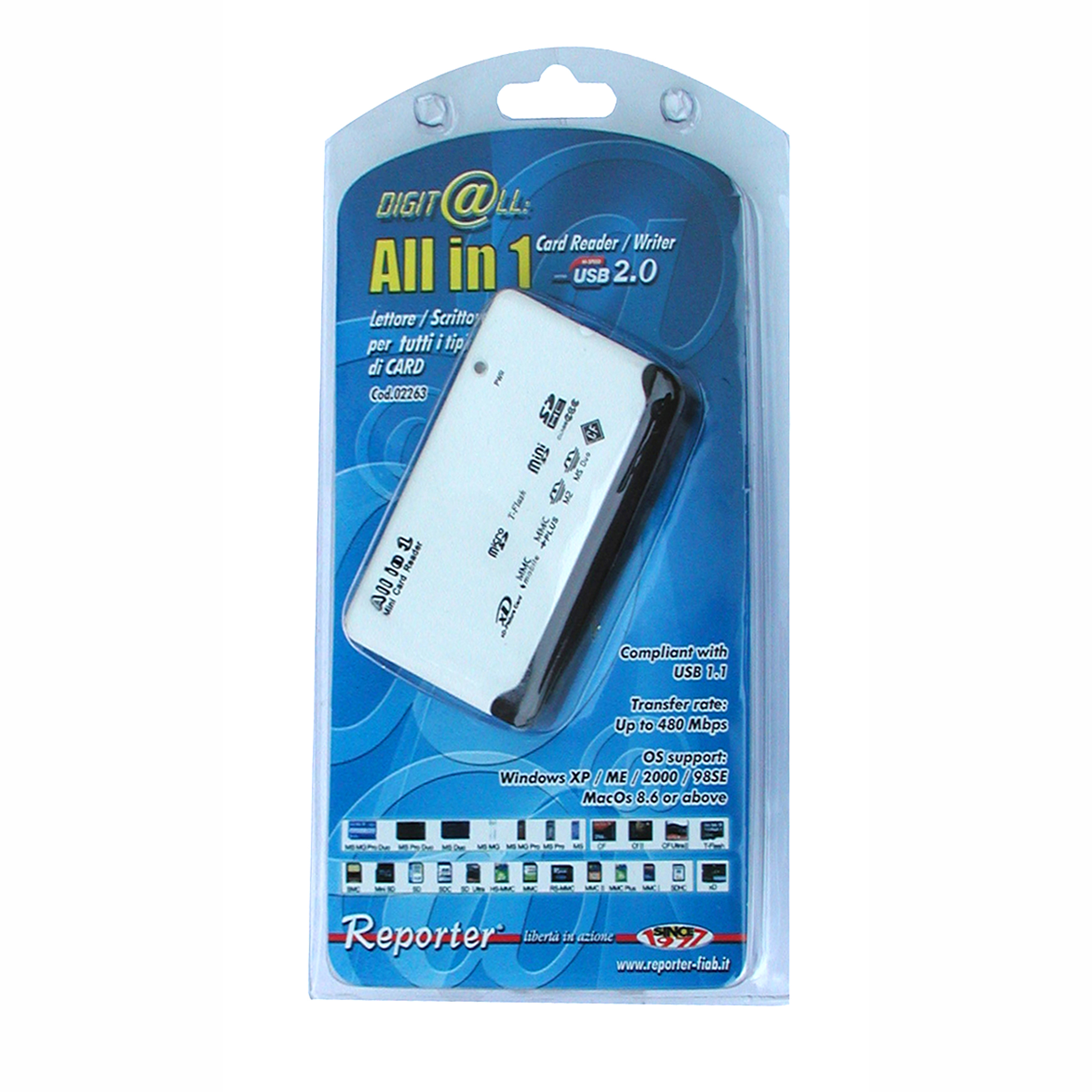 Un lettore/scrittore di schede in una confezione. Il dispositivo è bianco e dice "All in 1."