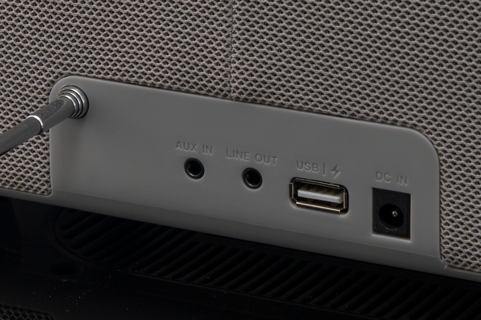 Nahaufnahme der Rückseite eines Lautsprechers. Mit Aux-In, Line-Out, USB und DC-In.