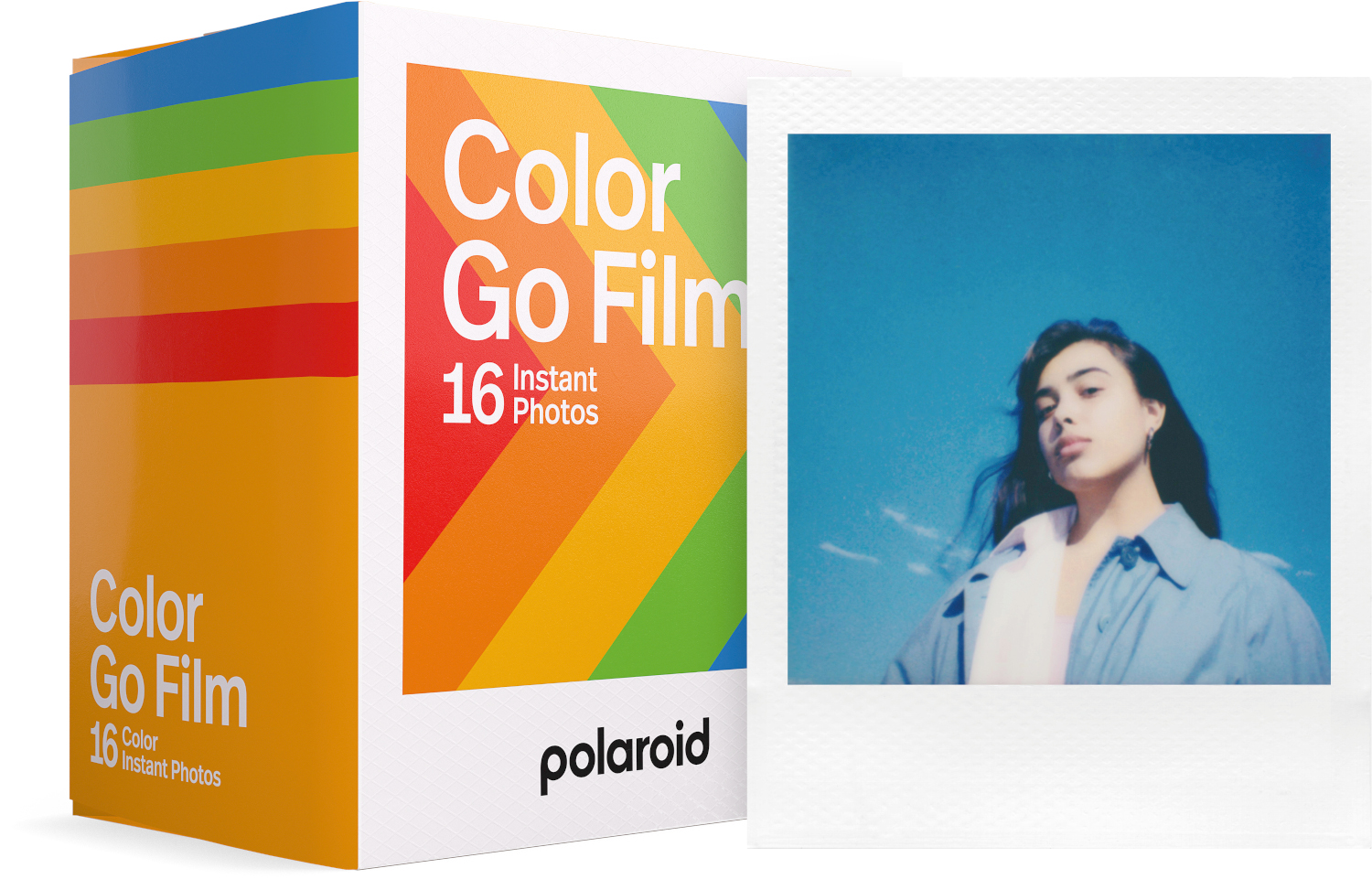 Une boîte de film Polaroid Color Go à côté d'une photo d'une femme devant un ciel bleu.