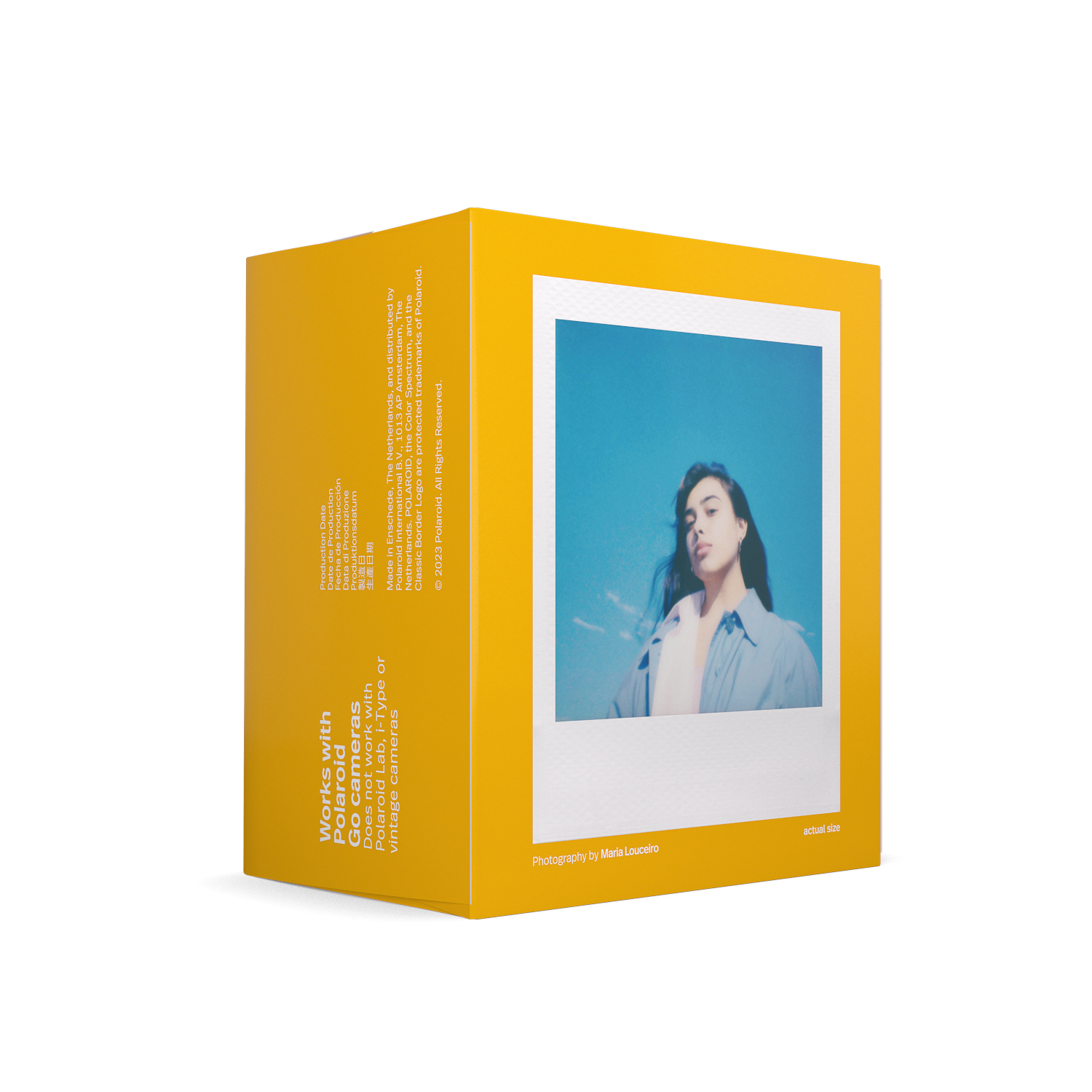 Une boîte de film Polaroid Go avec une photo d'une femme devant un ciel bleu. Texte sur la boîte.