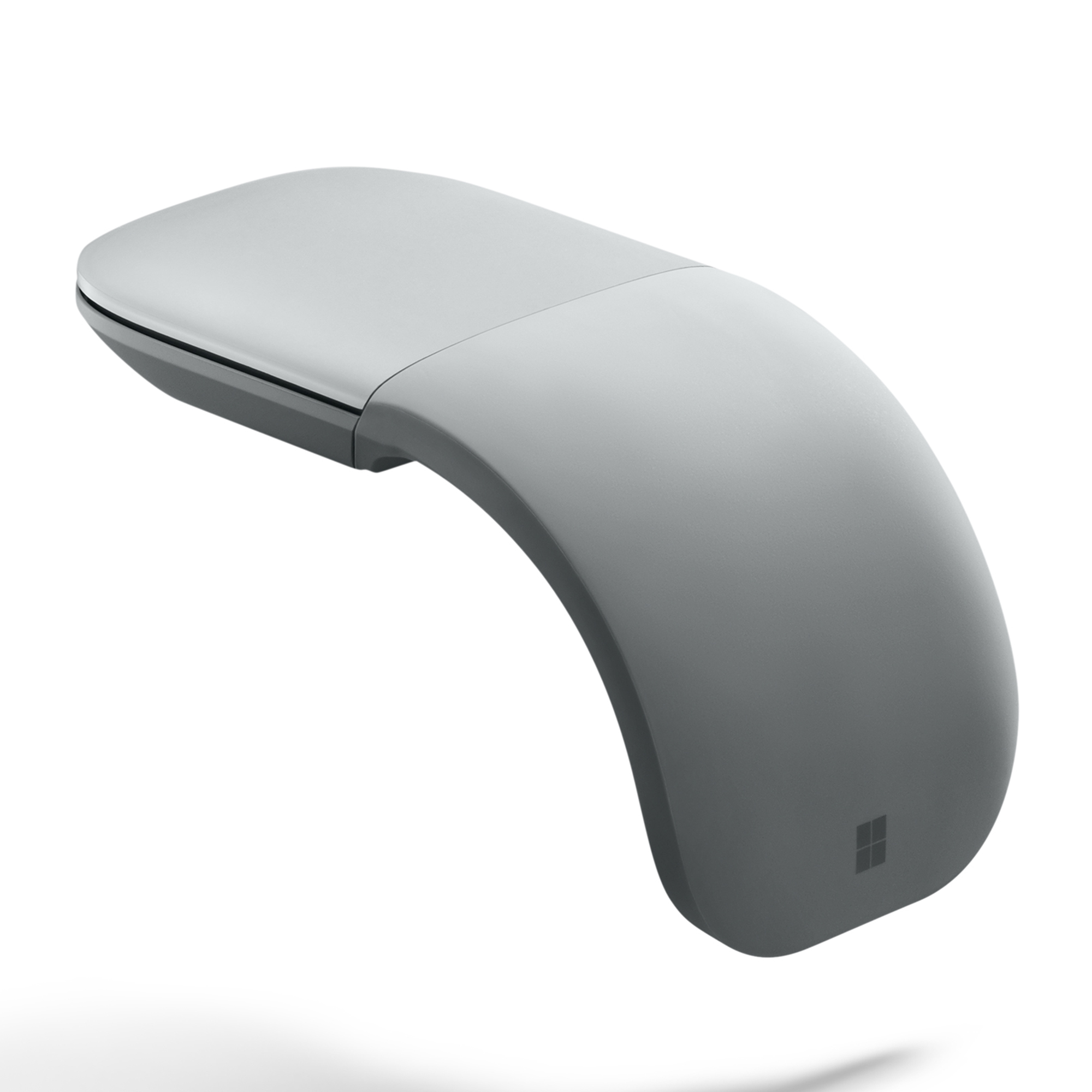 Microsoft Arc Mouse. Design grigio, curvo. Logo Microsoft nero. Sfondo bianco.
