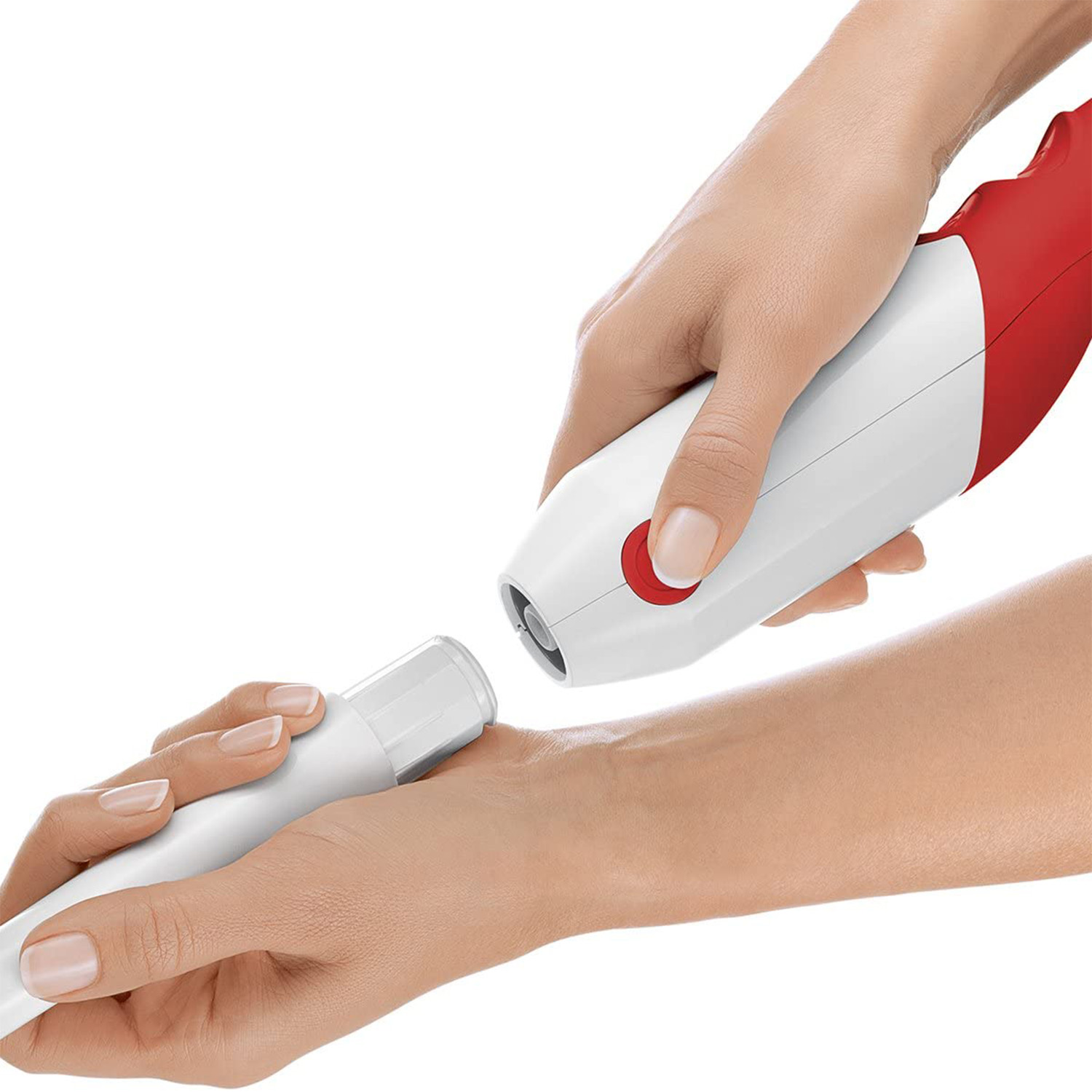 Mani che collegano le parti di un dispositivo di bellezza bianco e rosso, con uno sfondo bianco.