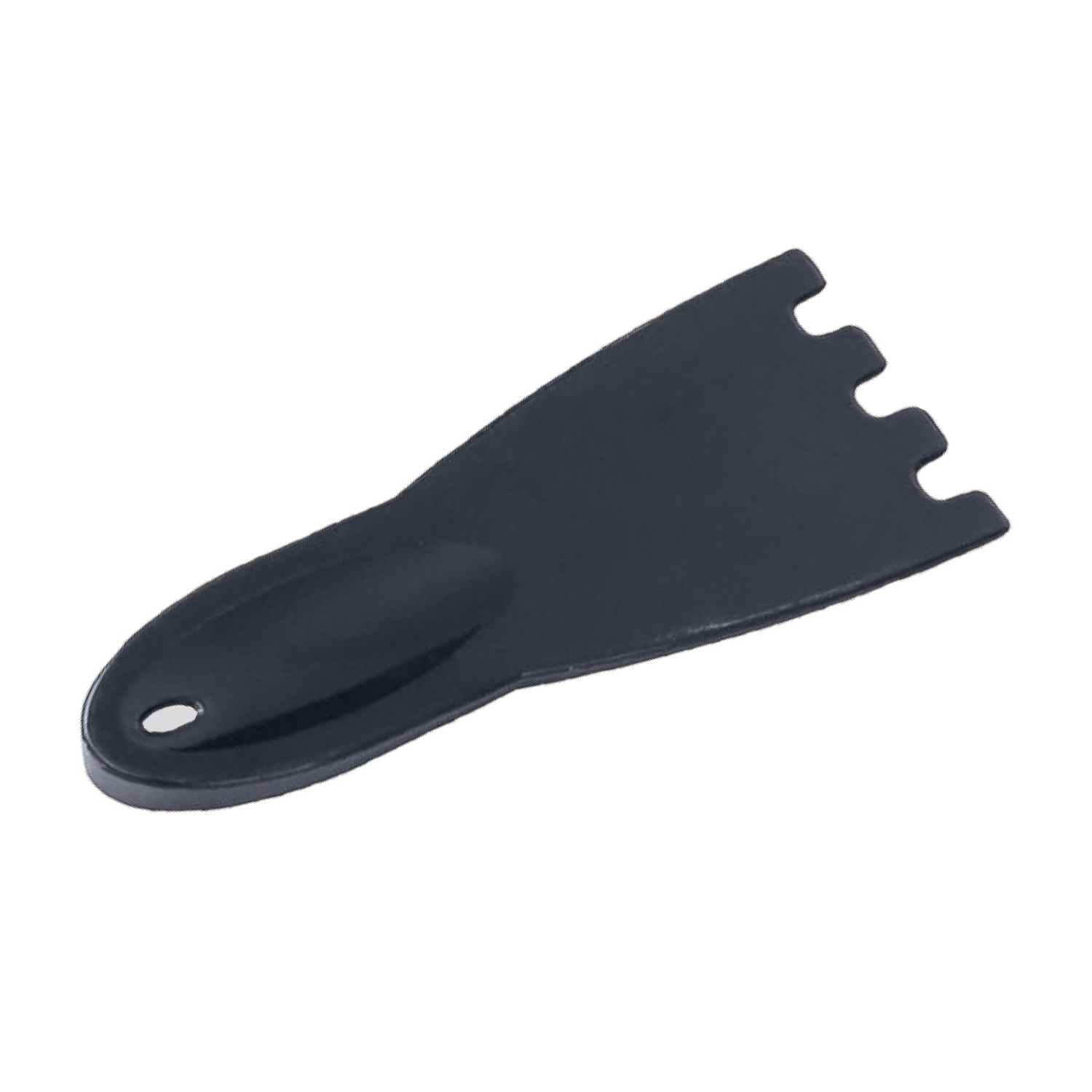 Utensile in plastica nera con tre rebbi. Manico con un foro. Sfondo bianco.