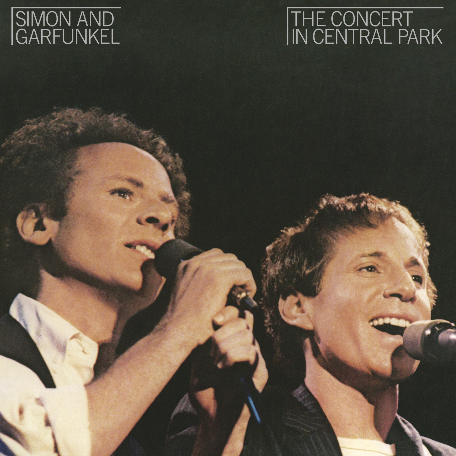 Copertina dell'album di Simon & Garfunkel con due uomini che cantano ai microfoni.