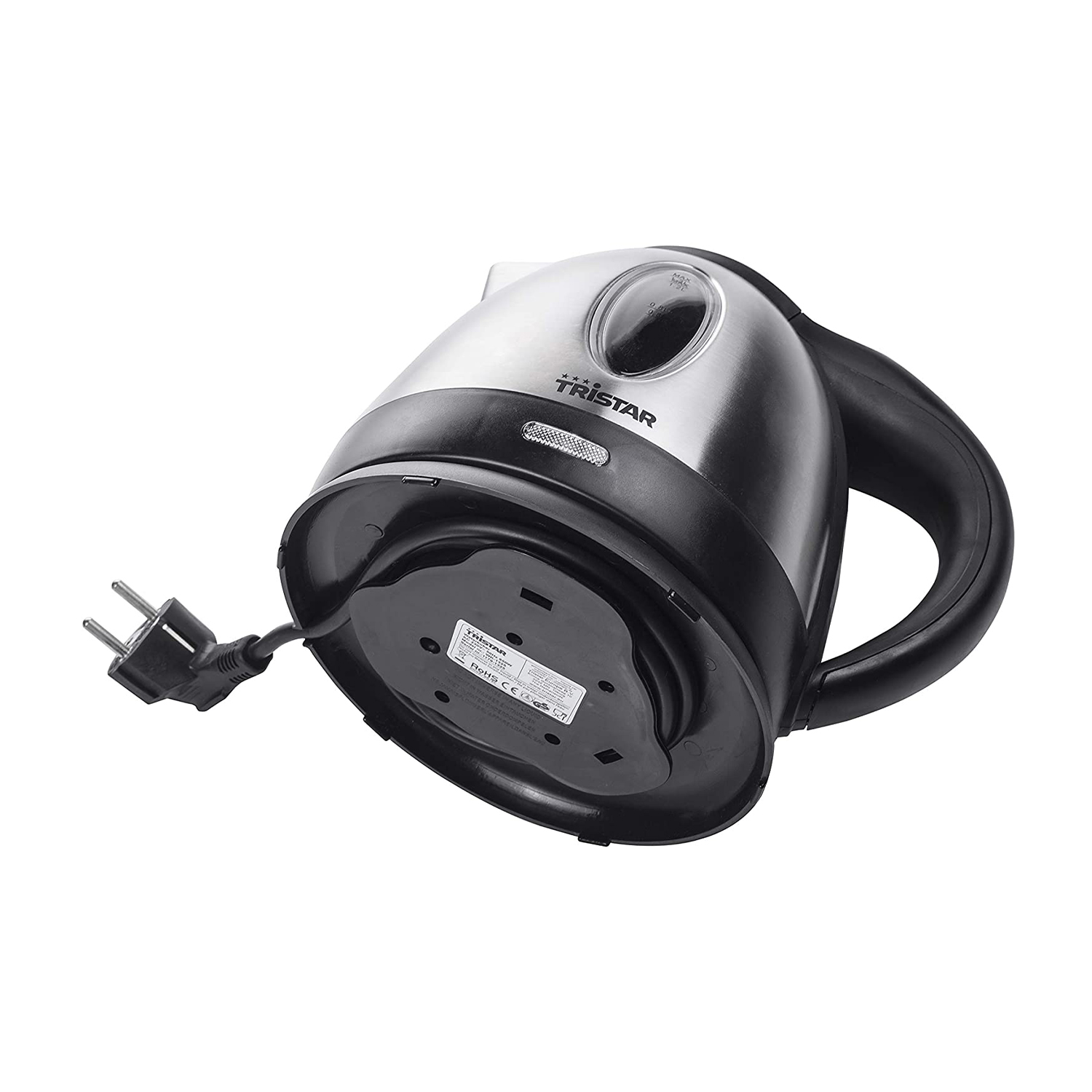 Un bollitore elettrico argentato e nero, vista dal basso, con la spina sullo sfondo.