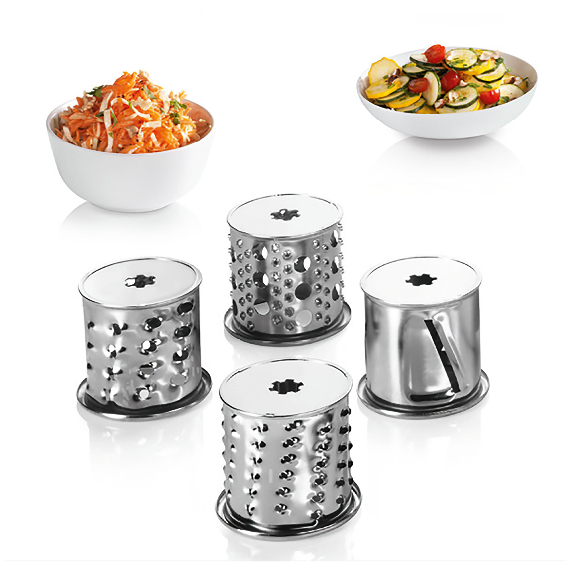 Accessori per robot da cucina e ciotole di cibo: carote grattugiate e verdure a fette.