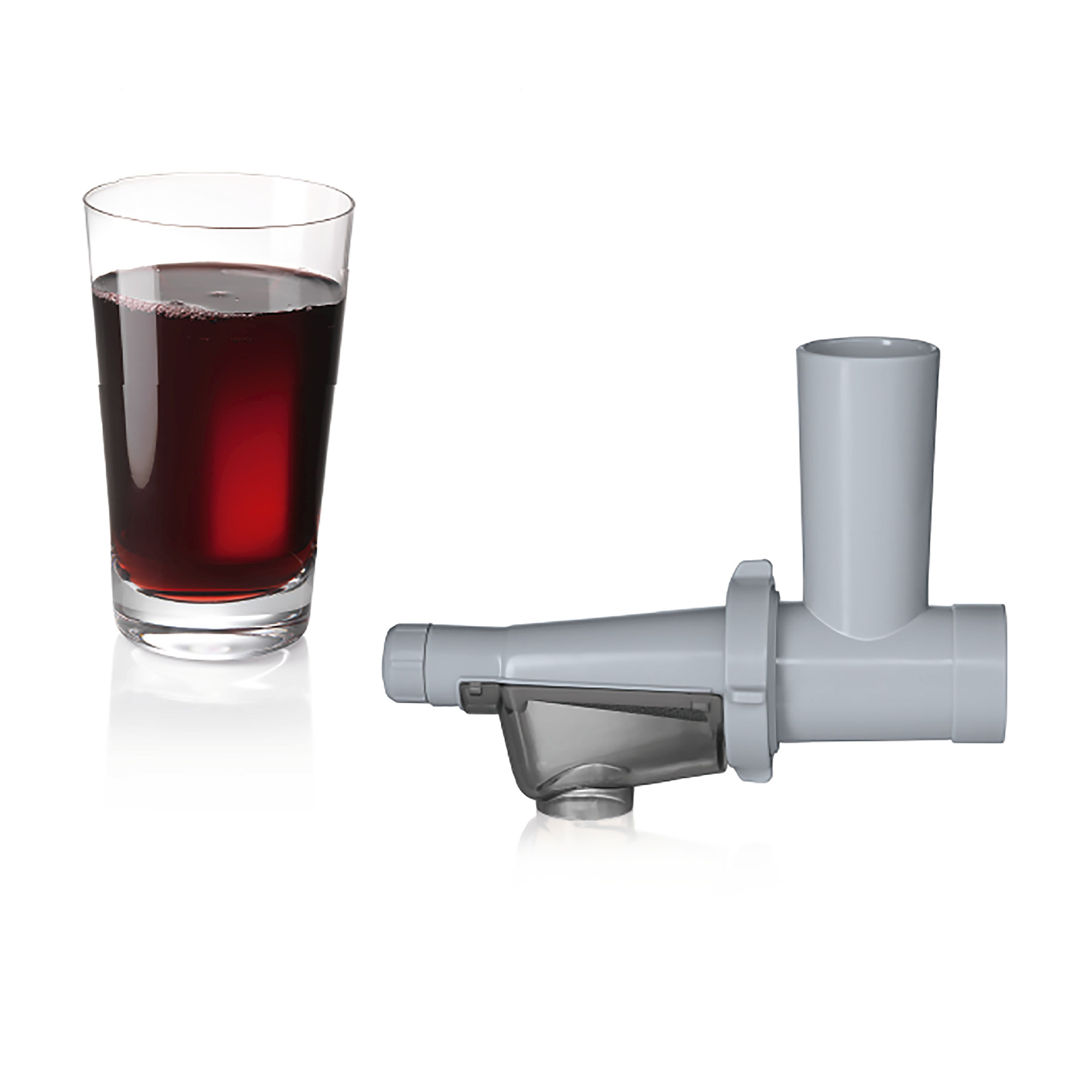 Un bicchiere di succo rosso e un componente di centrifuga su una superficie bianca.