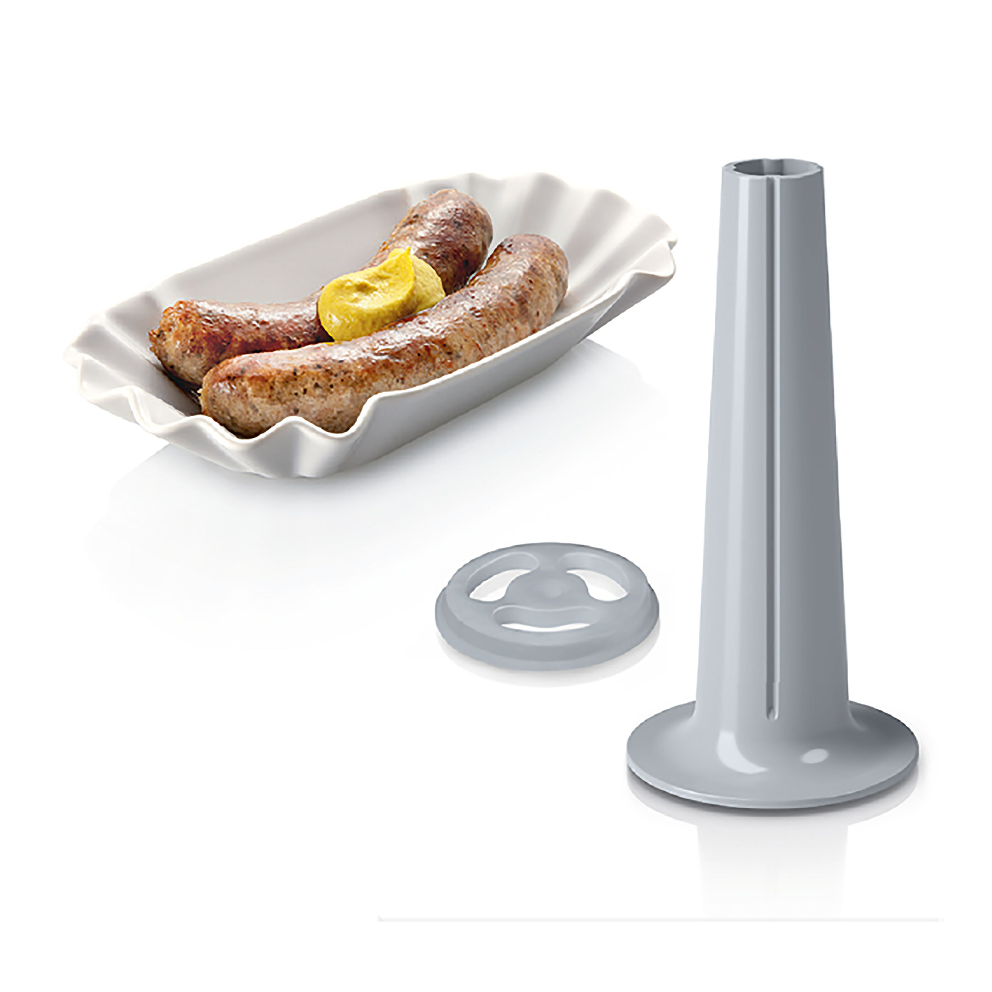 Salsicce in un vassoio di carta con senape e un accessorio per insaccare le salsicce.
