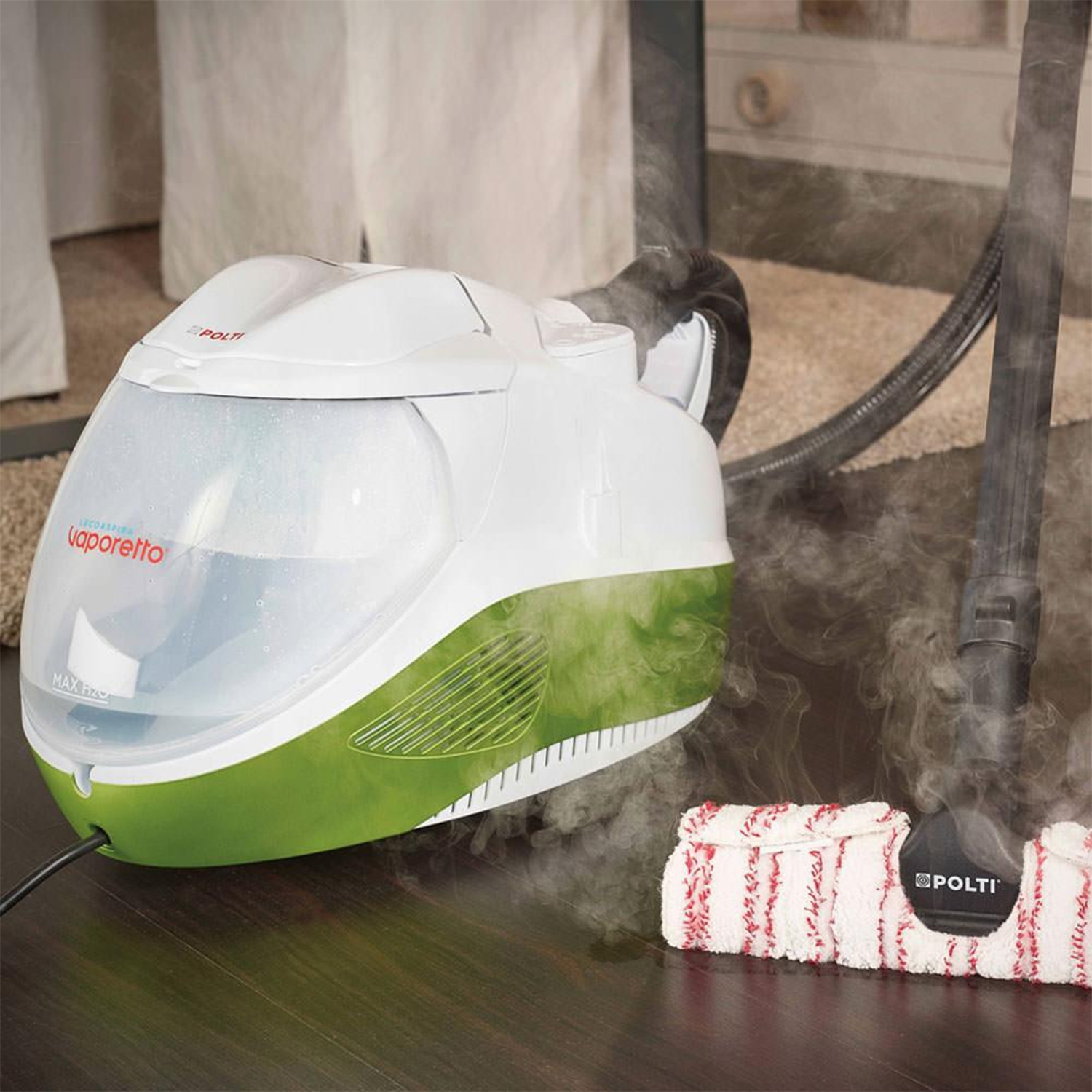 Un pulitore a vapore bianco e verde che vaporizza un pavimento in legno. Un mop è davanti.
