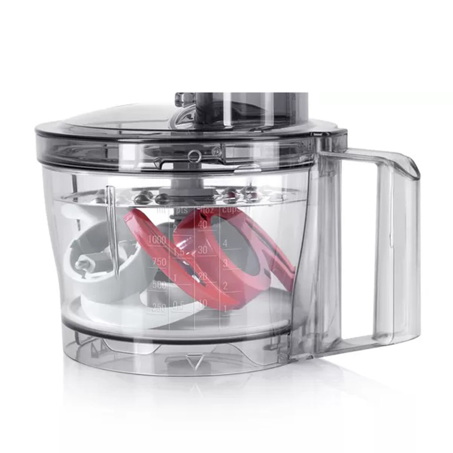 Ciotola trasparente del robot da cucina con una parte rossa all'interno. È piena di liquido.