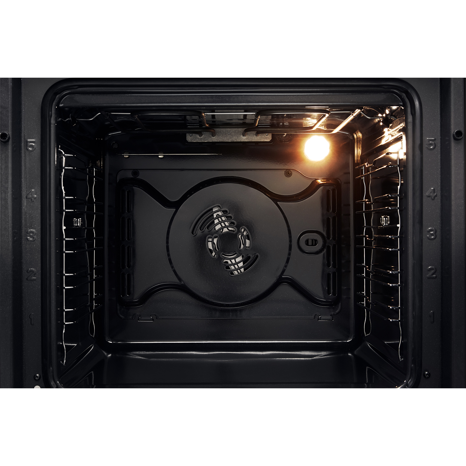 Interno di un forno, luce accesa, ripiani metallici, interno nero.