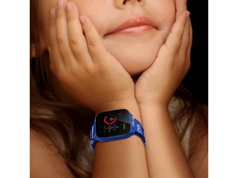 La muñeca de un niño con un smartwatch azul. El reloj muestra datos de actividad.