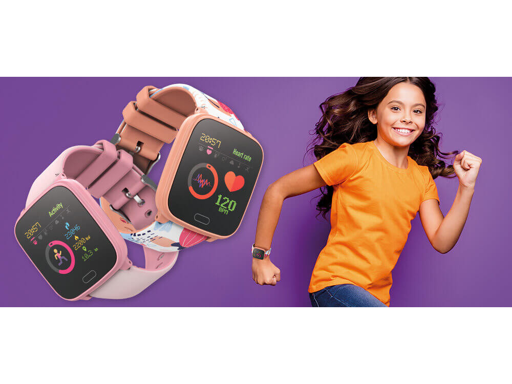 Una niña con smartwatches, sonriendo. Dos relojes enfocados, correa rosa y floral. Fondo morado.