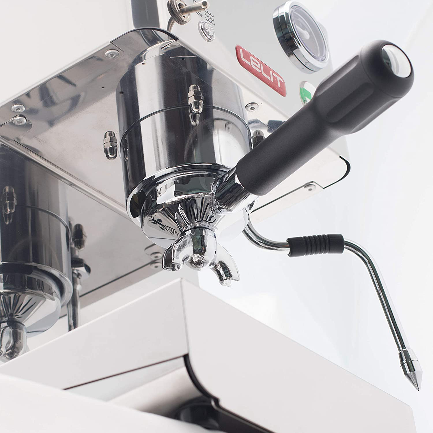 Primo piano di una macchina per caffè espresso in acciaio inossidabile.