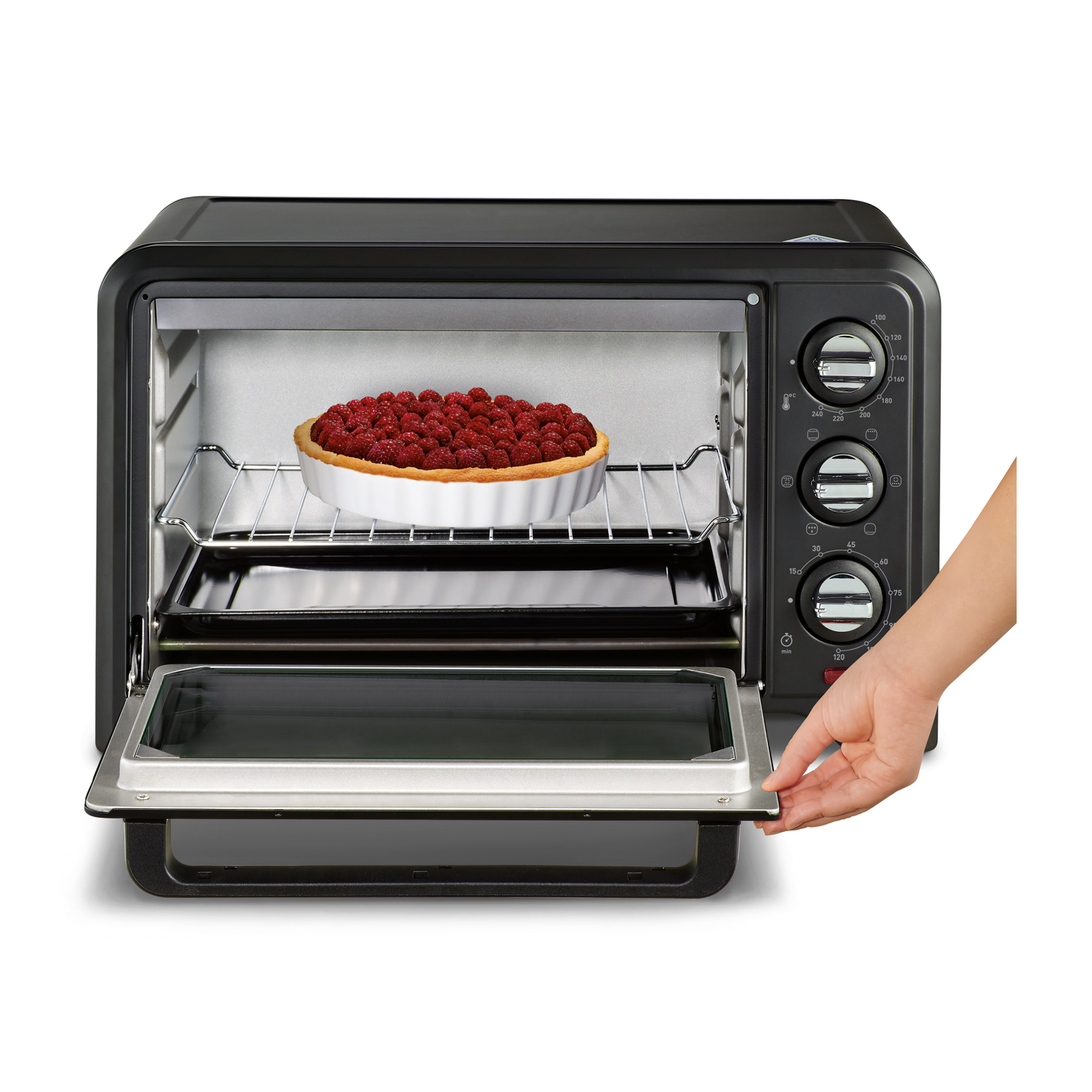 Un forno nero con una crostata di lamponi dentro. Una mano sta aprendo la porta del forno.