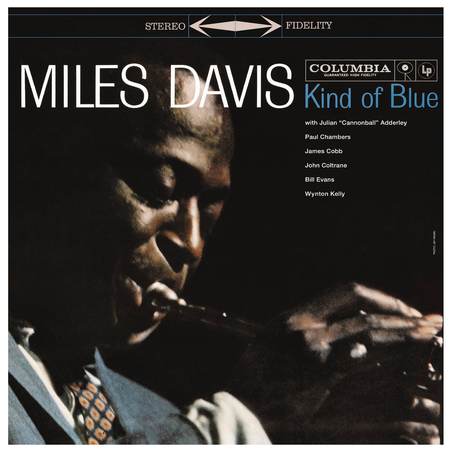 Miles Davis suona la tromba sulla copertina di "Kind of Blue" con elenco membri.