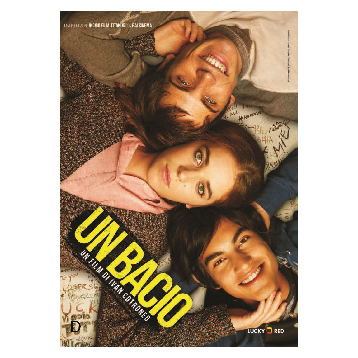 Poster del film 'Un Bacio'. Tre giovani sdraiati. Titolo italiano, banner giallo.