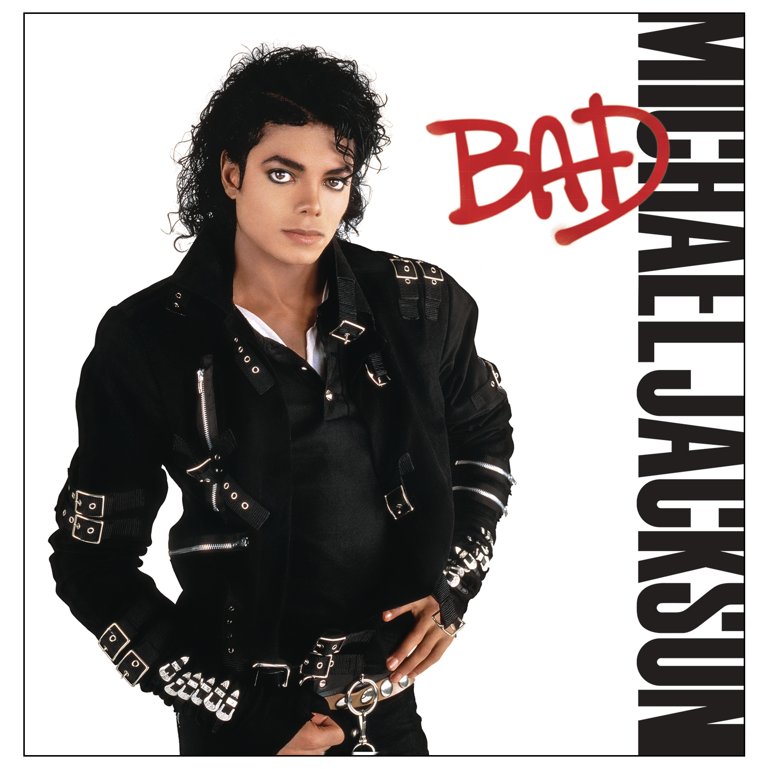 Michael Jackson sulla copertina dell'album Bad, con giacca e pantaloni neri. La parola 'BAD' è in rosso.