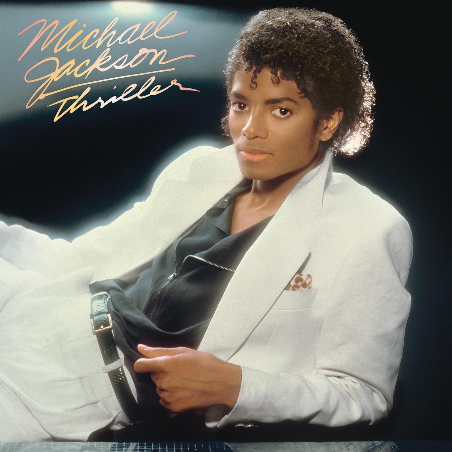 Michael Jackson sulla copertina dell'album 'Thriller'. Indossa un abito bianco, guardando lo spettatore.