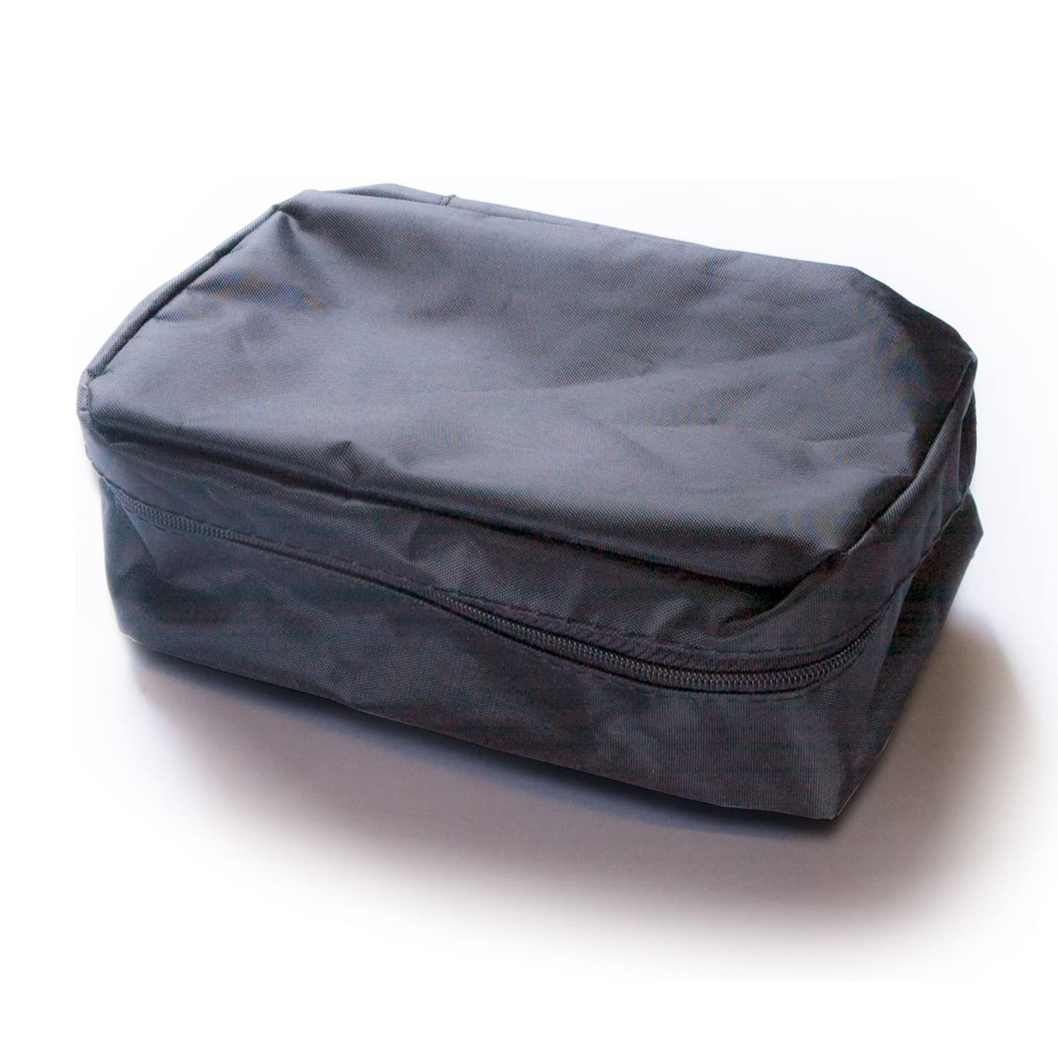 Una borsa da viaggio grigio scuro con cerniera, su una superficie bianca.