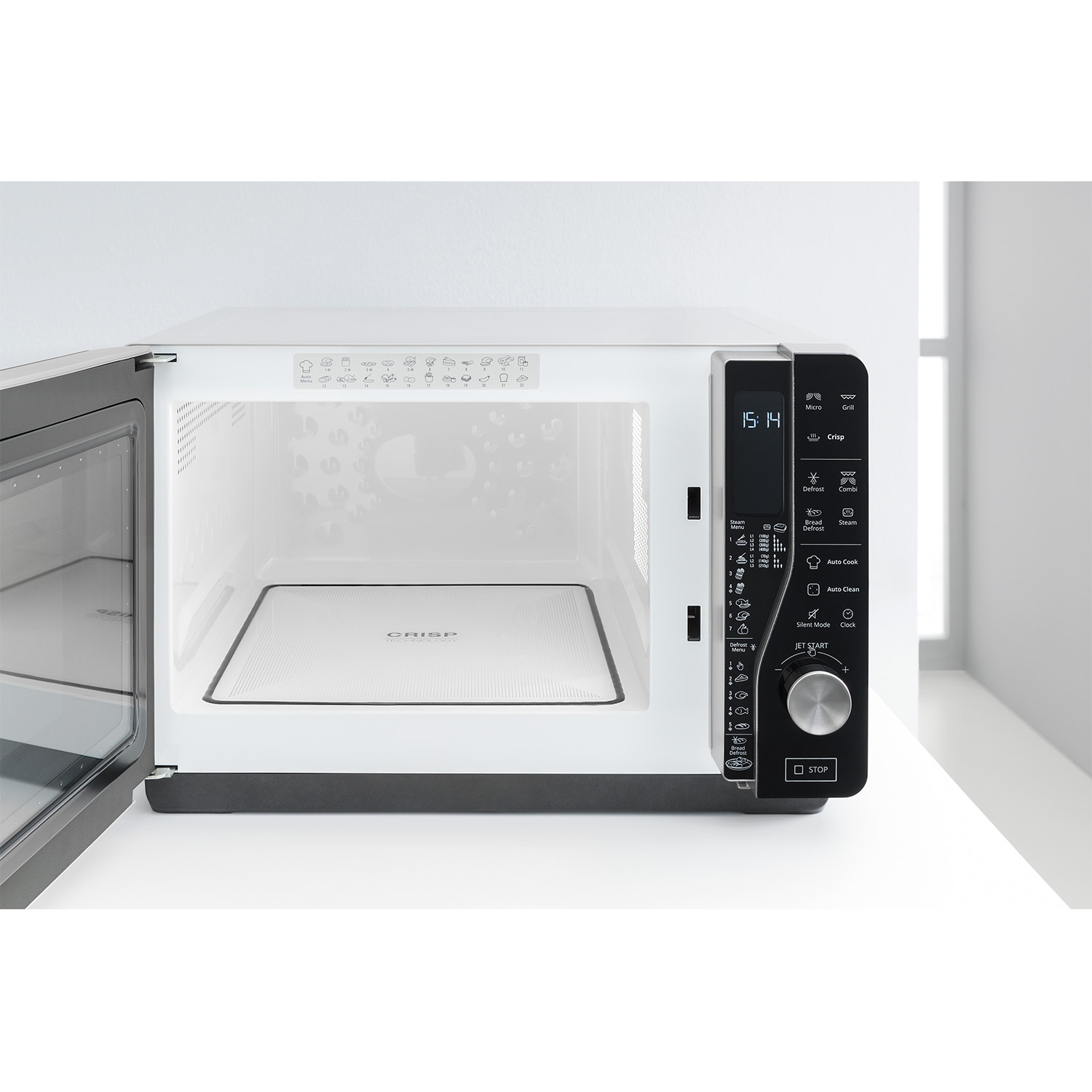 Un forno a microonde bianco con porta aperta, un vassoio bianco all'interno e display digitale.