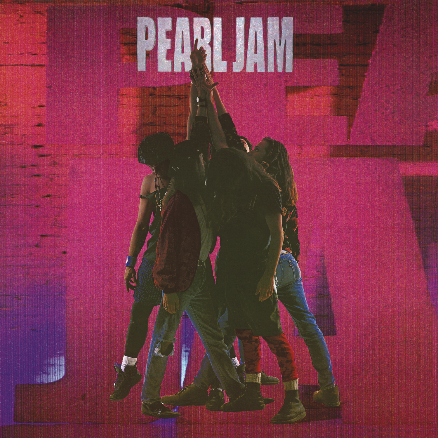 Cinque persone si danno il cinque davanti al logo PEARL JAM su sfondo rosa.