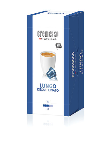 Egy doboz Cremesso Lungo Decaffeinato kávékapszula, egy csésze kávéval.