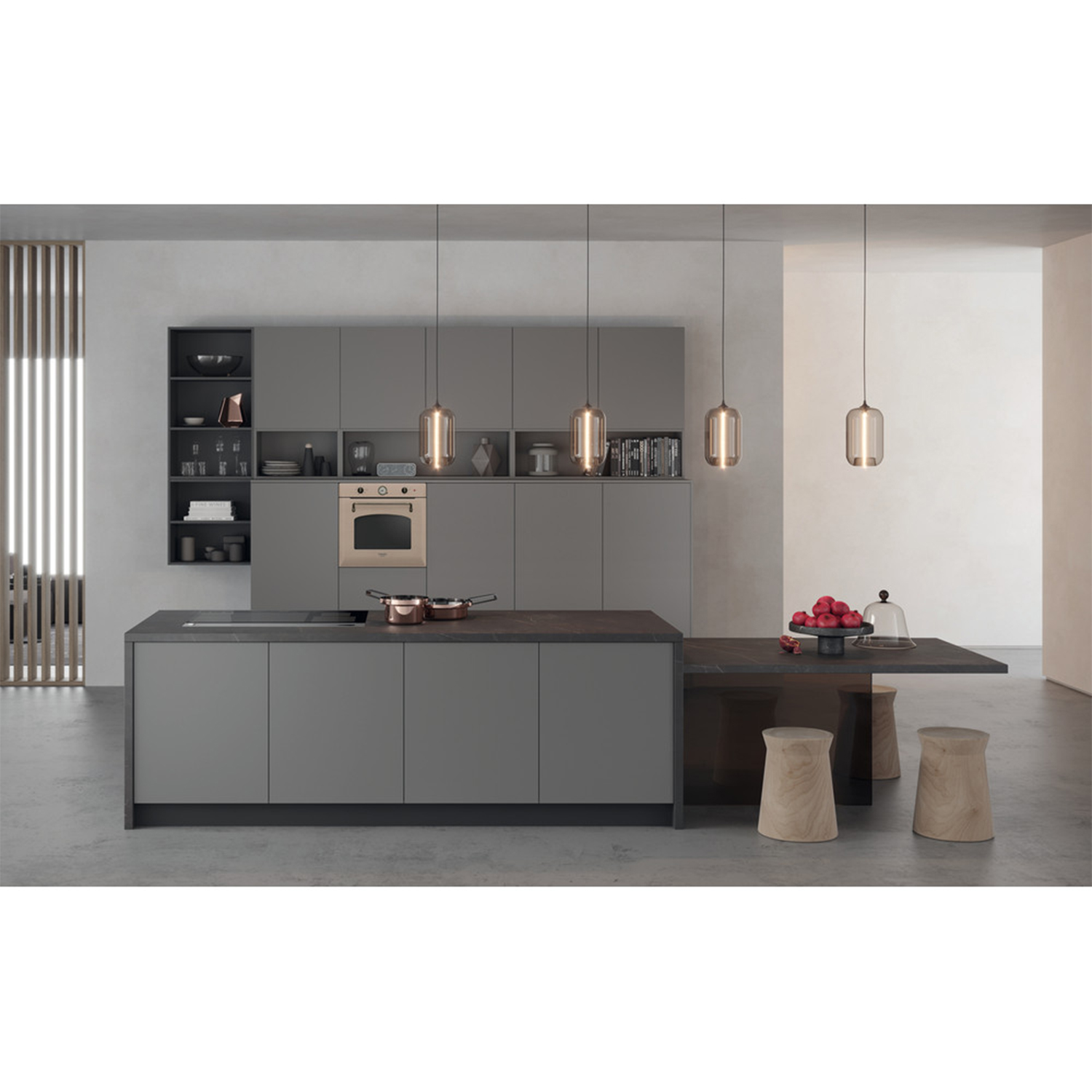 Cucina moderna con mobili grigi, isola scura e luci a sospensione.