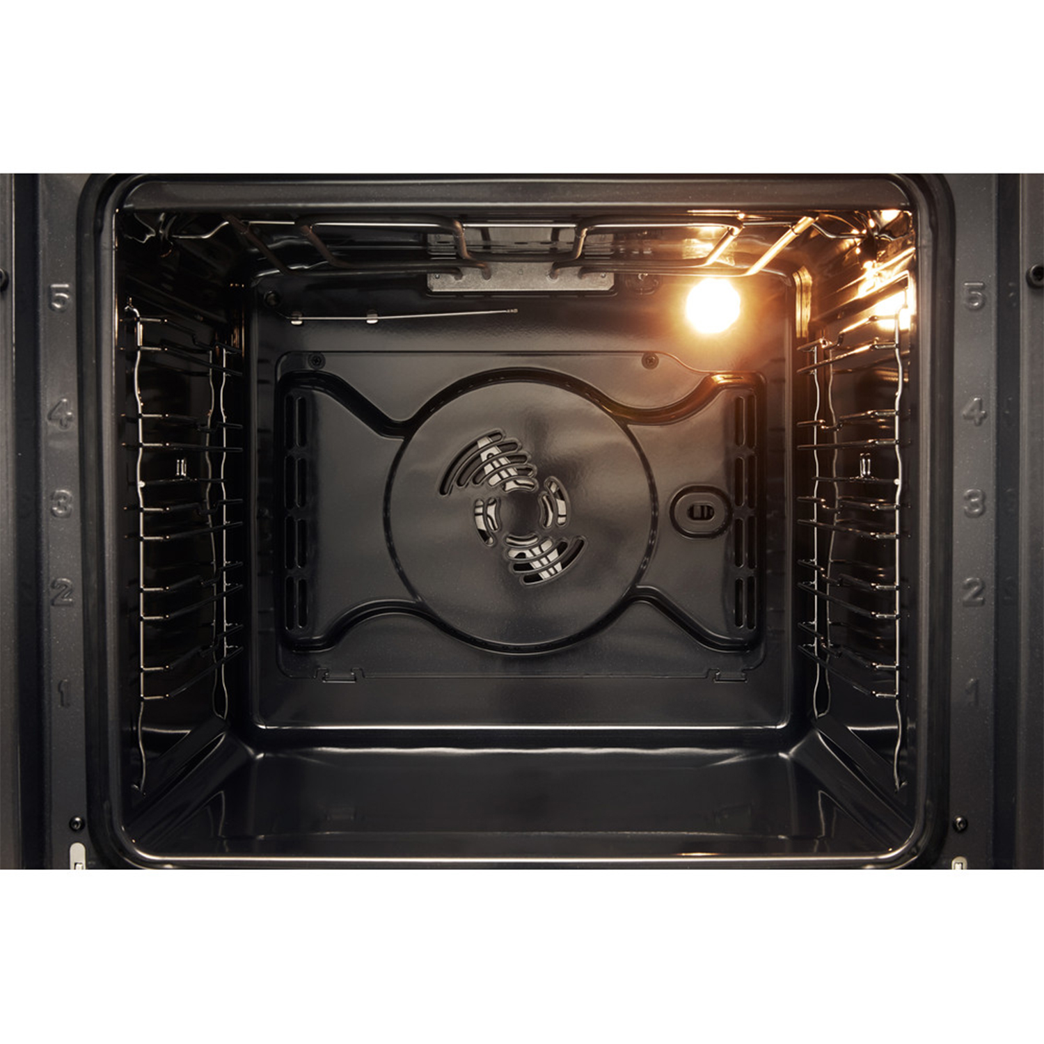 Interno di un forno. Interno nero con griglie e una luce sul retro.
