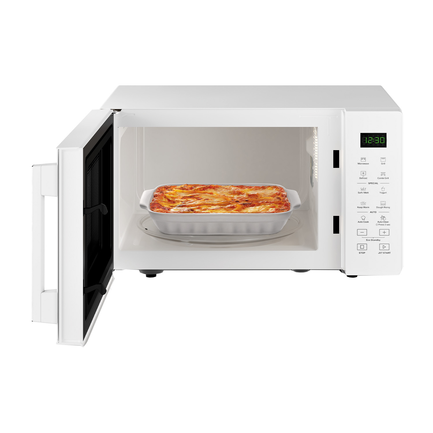 Microonde bianco con la porta aperta, che mostra un piatto di lasagne all'interno.