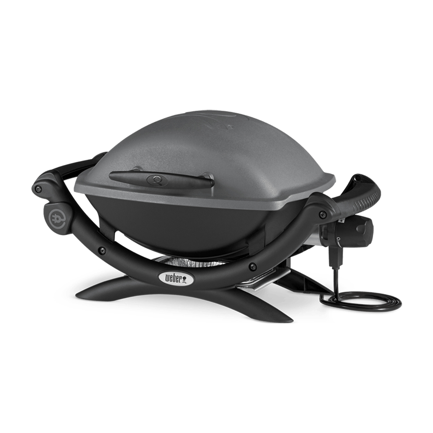 Una piccola griglia Weber nera con coperchio arrotondato e gambe ricurve, sfondo bianco.