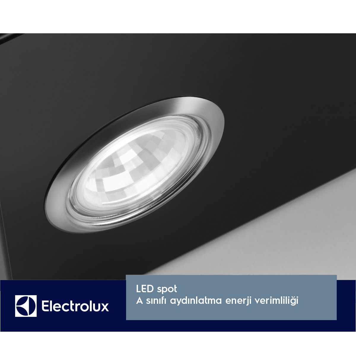 LED spotlu ve Electrolux logolu siyah bir davlumbazın yakın çekimi.