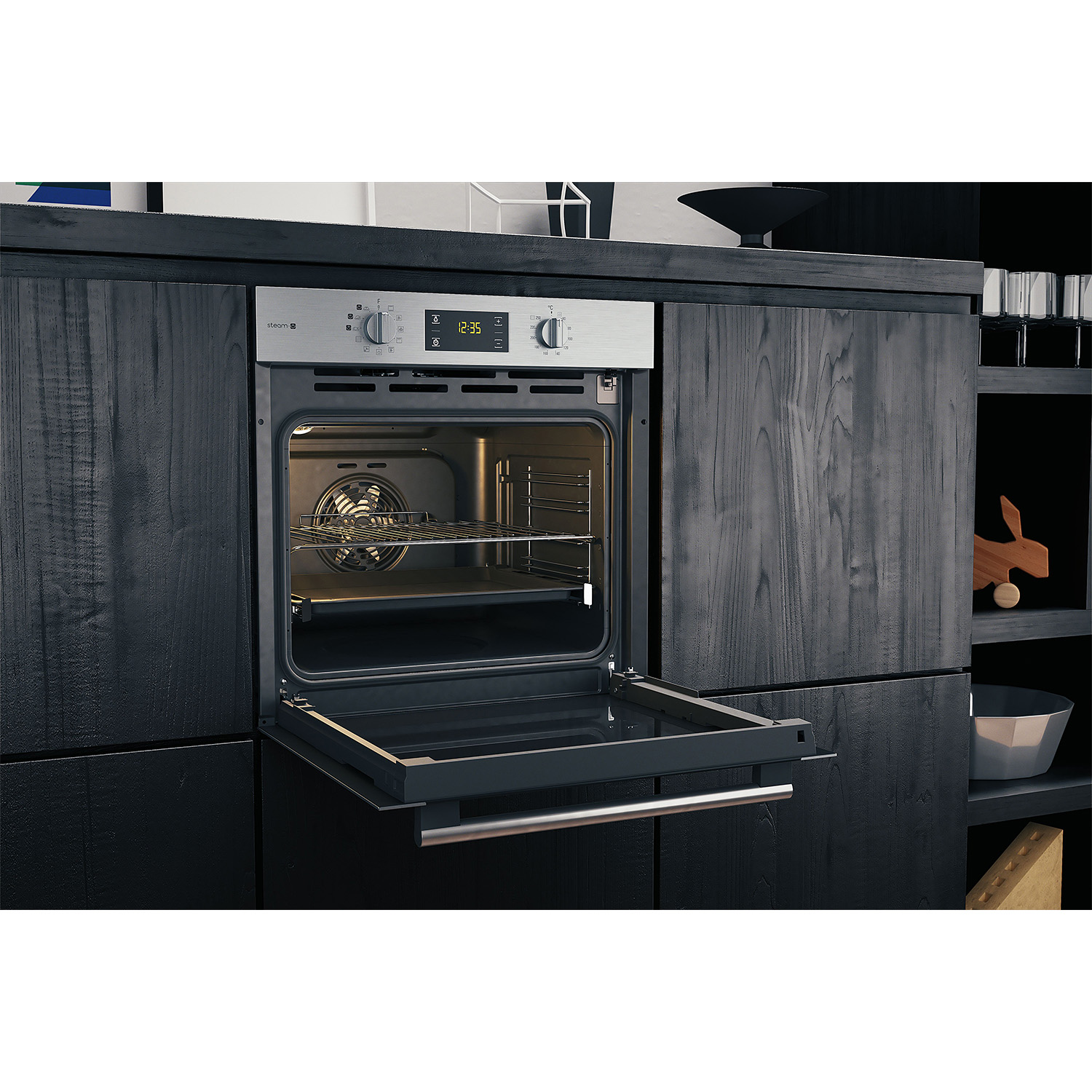 Un forno aperto con display digitale e griglia metallica. È integrato in mobili in legno scuro.