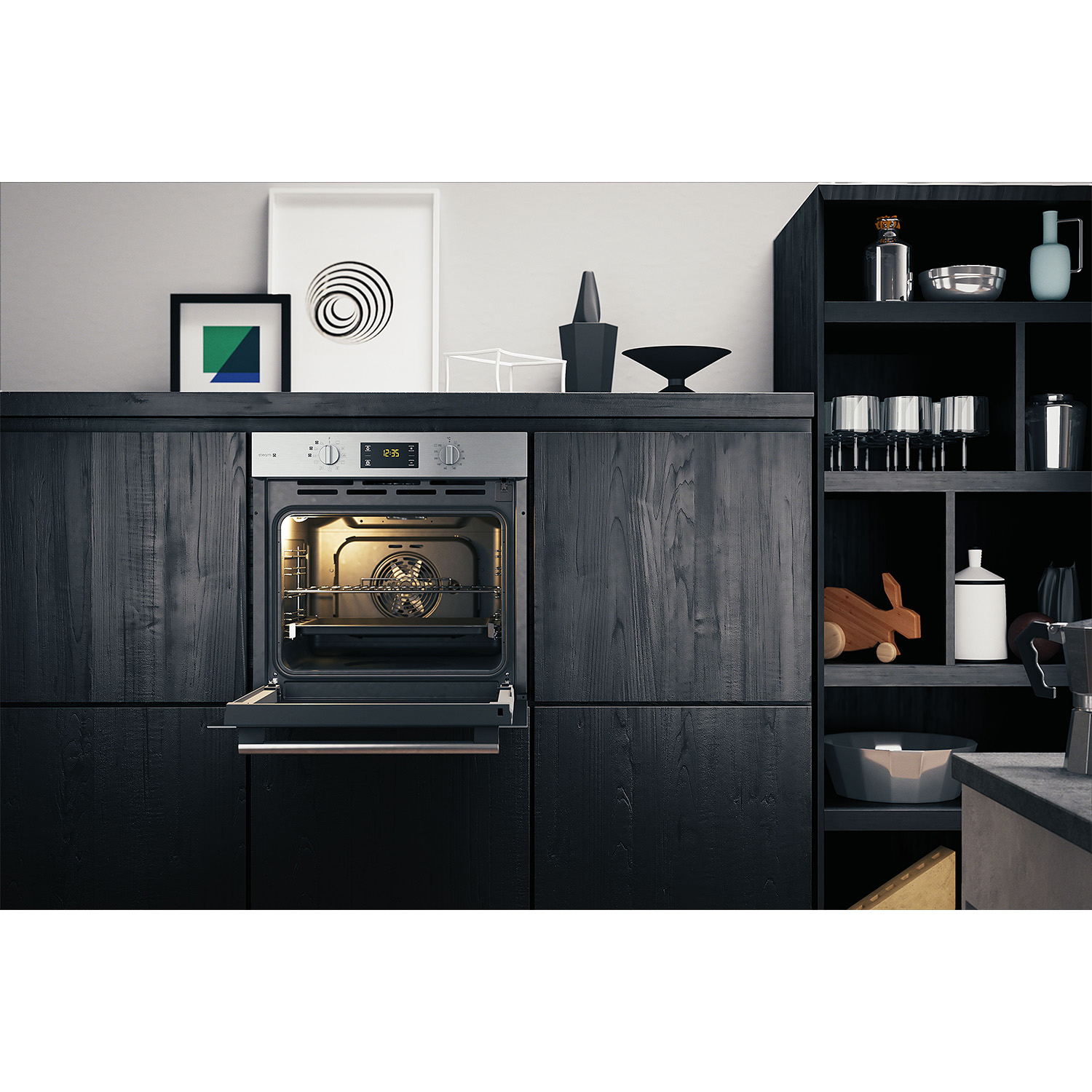 Interni cucina con mobili neri, forno a incasso con porta aperta e oggetti decorativi sugli scaffali.