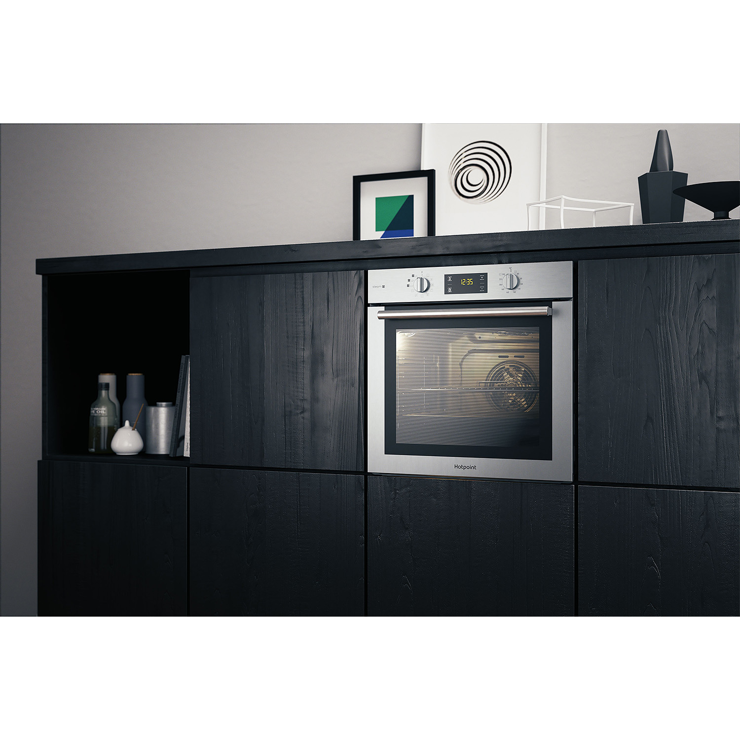 Un forno integrato in un mobile nero. Il forno è in acciaio inossidabile con display digitale.