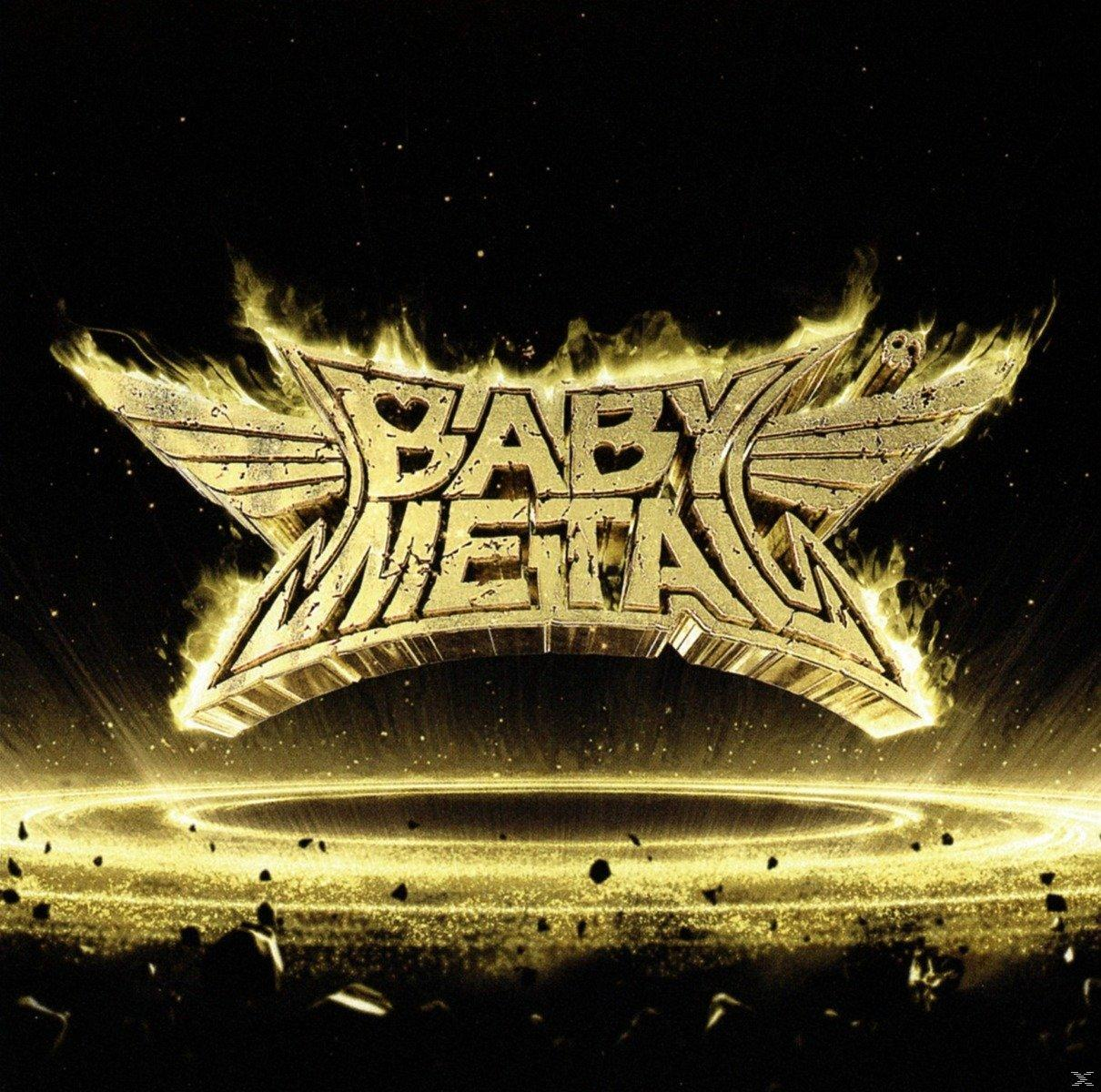 BABYMETAL-Logo in Gold mit schwarzem Hintergrund. Das Logo ist von Flammen umgeben, mit goldenem Ring.