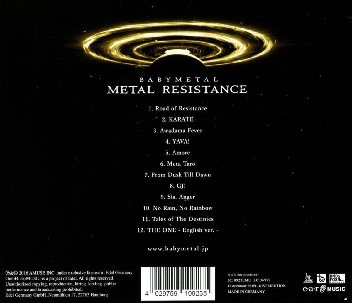 CD-Albumcover, schwarzer Hintergrund, Text: BABYMETAL METAL RESISTANCE, Trackliste.
