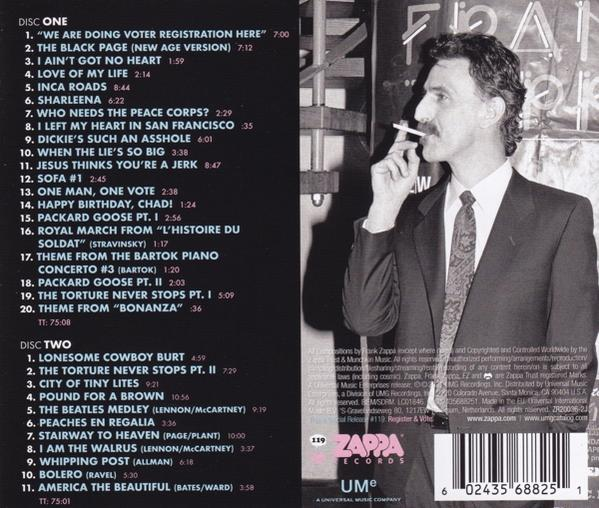 Egy férfi cigarettázik, CD-t tart szöveggel és dallas listával.