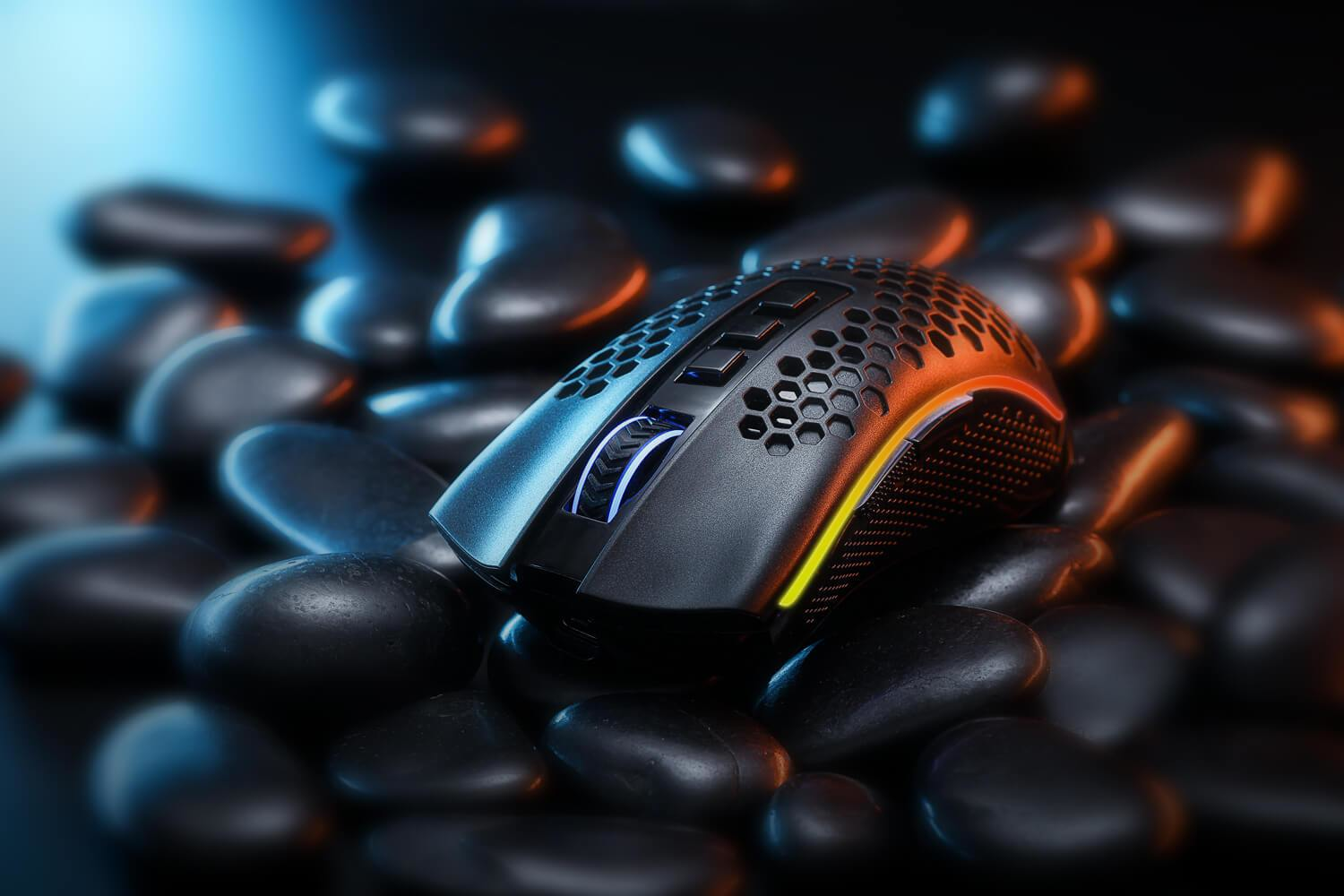 Fekete gamer egér RGB világítással és méhsejtmintával.