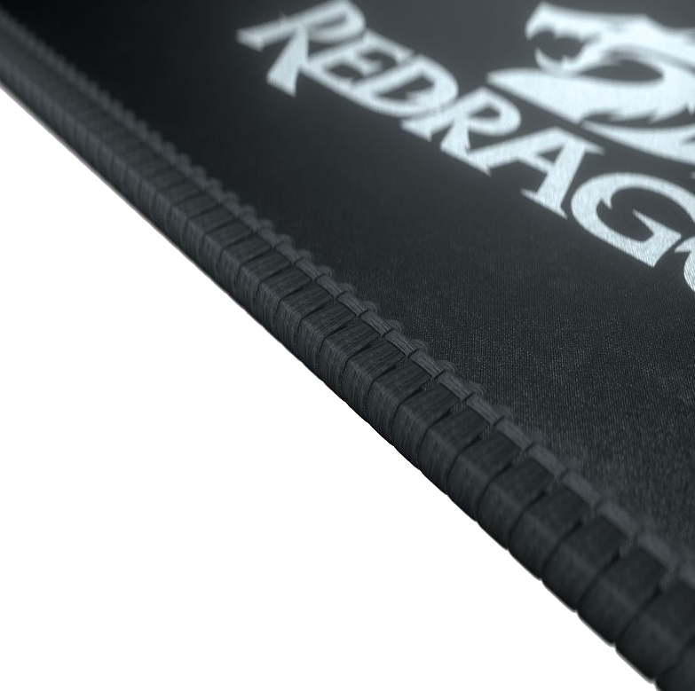 Közelkép egy fekete egérpadról, varrott szélekkel, Redragon logóval, fekete háttérrel.