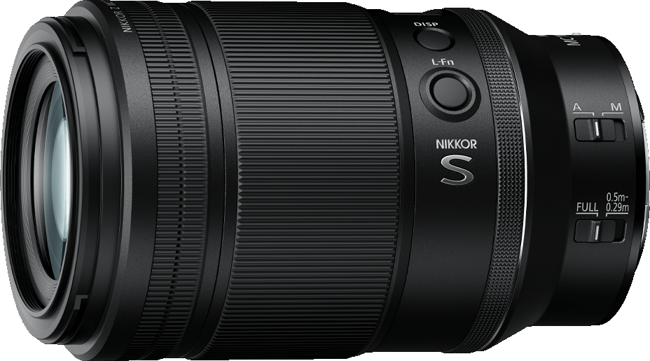 Un objectif Nikkor S noir avec une bague de mise au point et des boutons. L'objectif est cylindrique avec un bouchon à une extrémité.