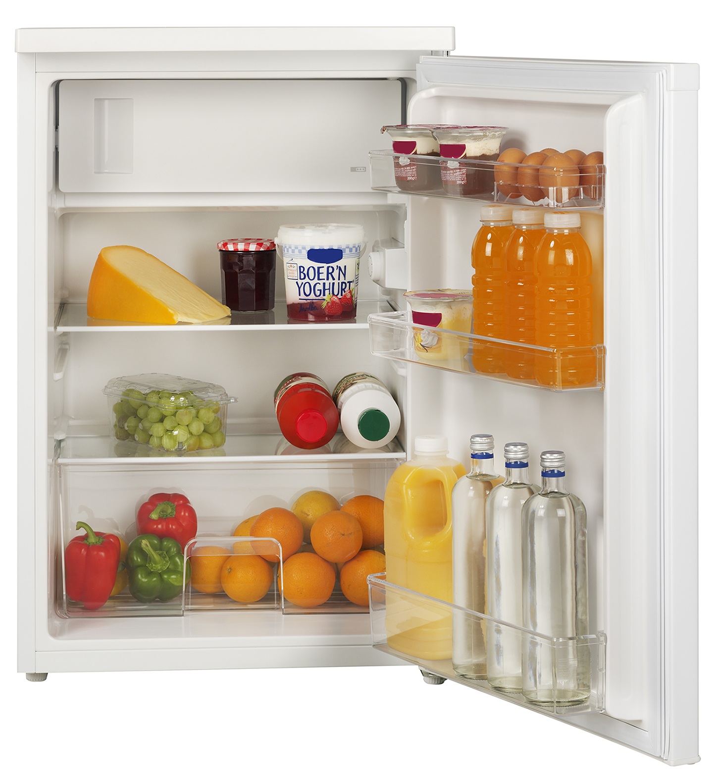 Een open koelkast gevuld met voedingsmiddelen zoals kaas, fruit, sap en eieren.