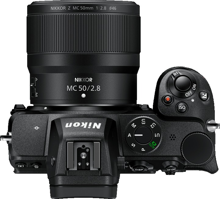 Appareil photo, vue de dessus, noir. Objectif : Nikkor MC 50/2.8. Boutons et molettes visibles.