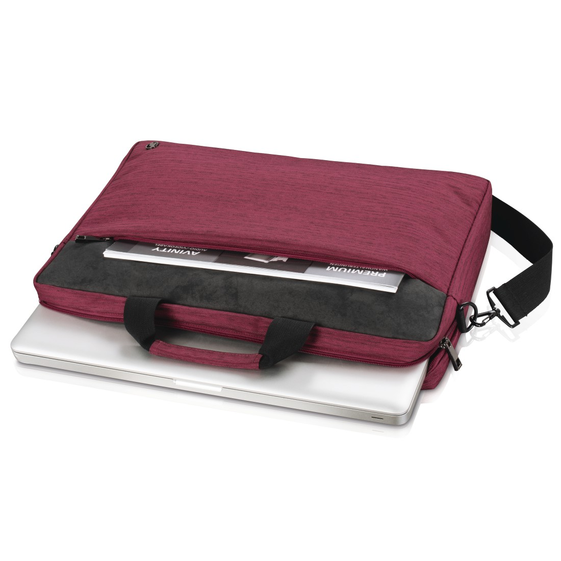 Rote Laptoptasche, geöffnet, um einen Laptop und ein Magazin zu zeigen. Schwarze Griffe und ein schwarzer Schultergurt.