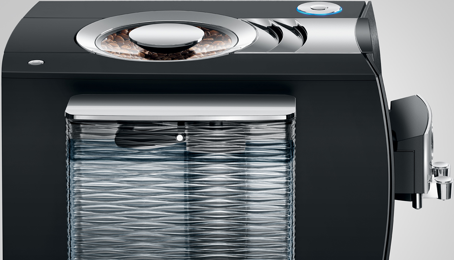 Macchina da caffè nera. Serbatoio acqua trasparente. Sopra chicchi di caffè. Design cromato e nero. Isolato su bianco.