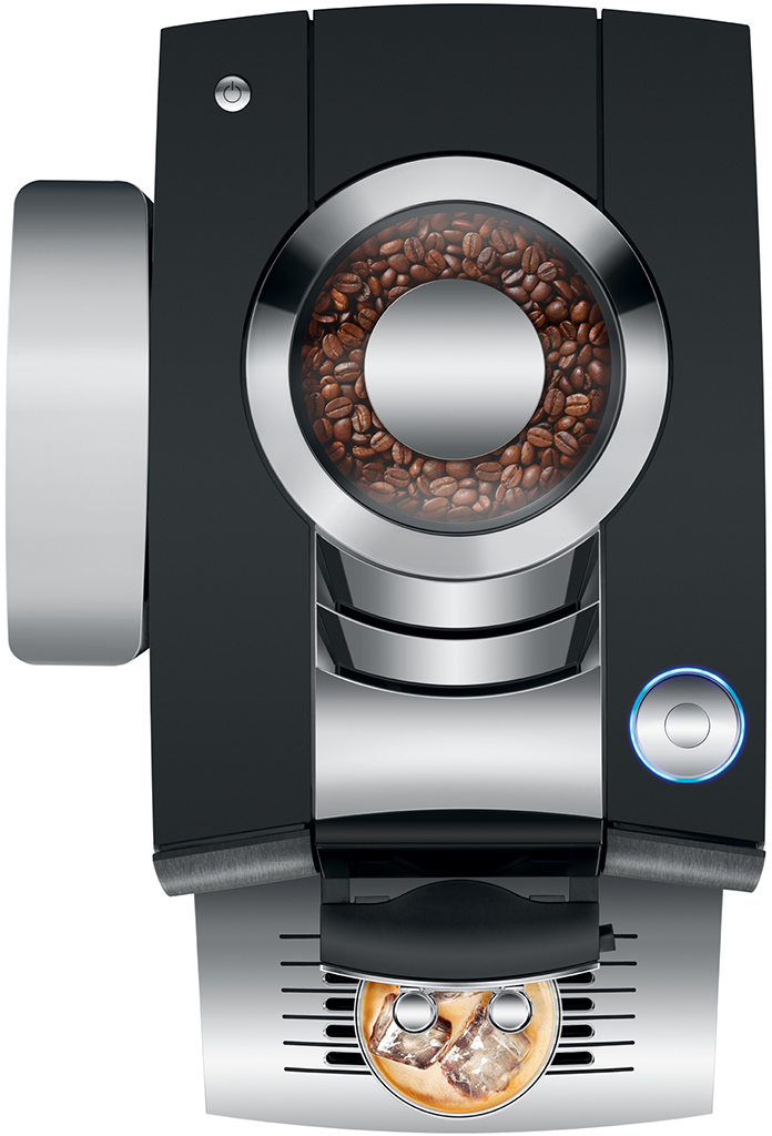 Vista dall'alto di una macchina da caffè nera; chicchi in un contenitore di vetro, tazza con ghiaccio.