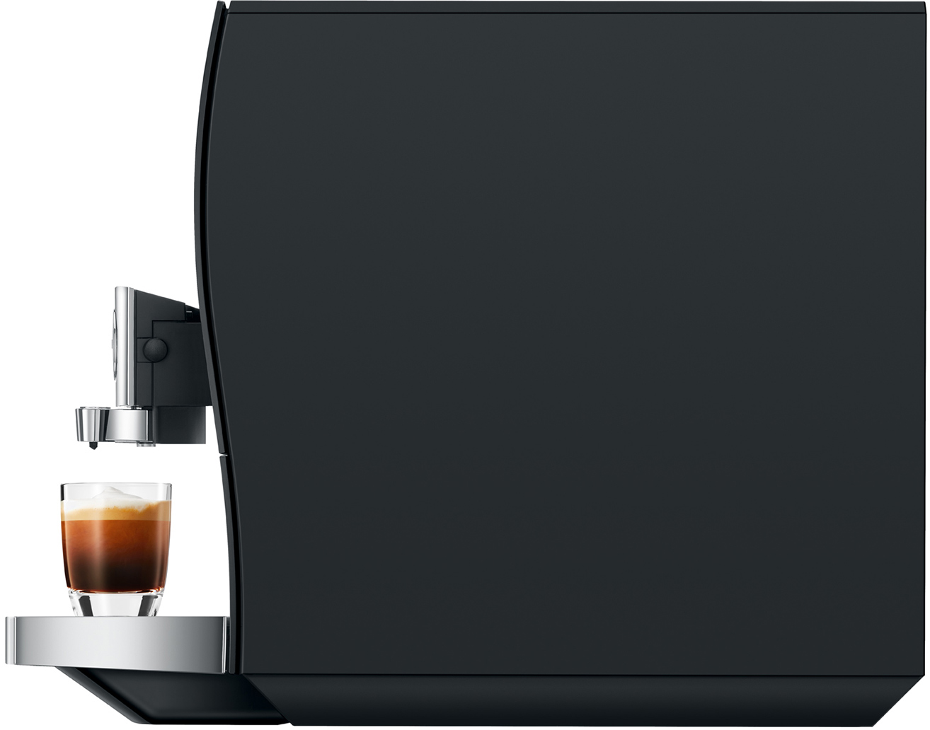 Macchina per caffè espresso nera con un bicchiere di espresso. Vista angolata. Superficie nera.