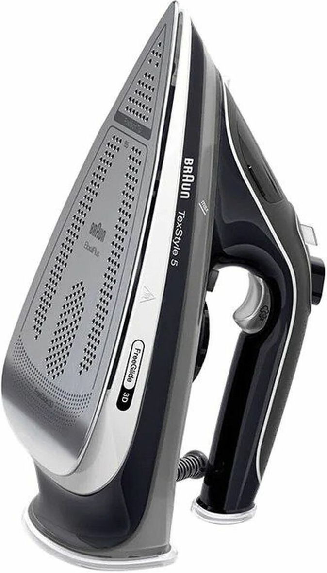 Un ferro da stiro Braun TexStyle 5 nero e grigio. È angolato per mostrare la base e l'impugnatura.